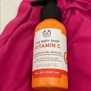 The body shop, NWOT vitamin C, glow revealing liquid peel exfoliate.